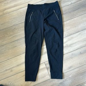 Athleta north Trekkie jogger size 4 in black
